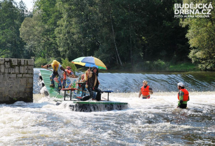 Záchranáři byli připraveni chytat kuriózní vodáky