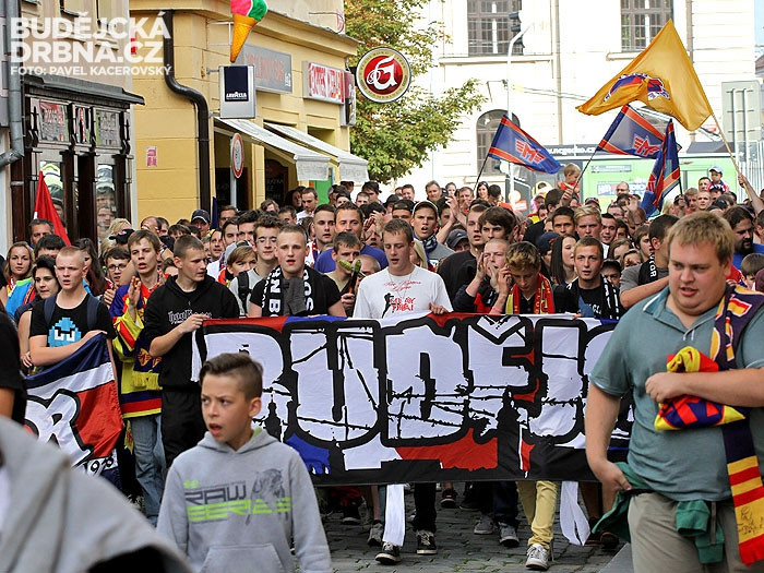 Pochod fanoušků Motoru před začátkem sezony