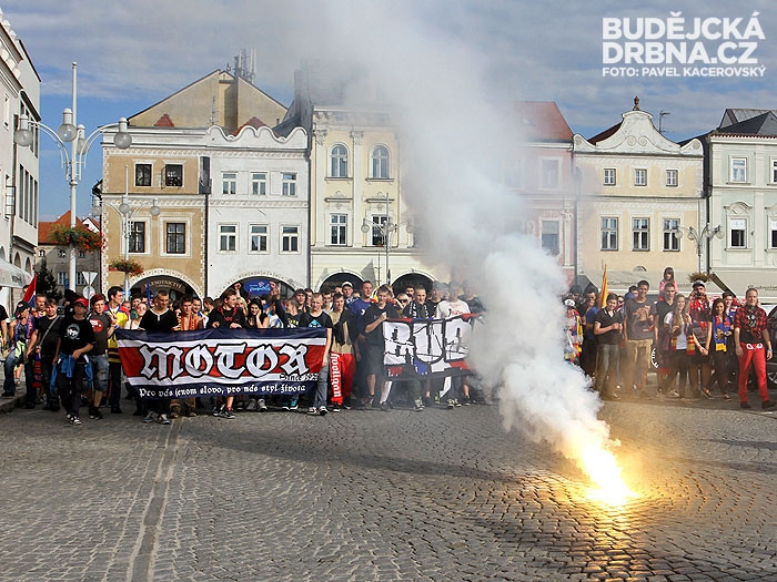 Pochod fanoušků Motoru před začátkem sezony