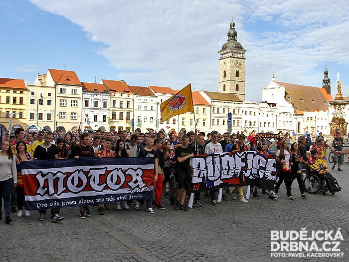 Pochod fanoušků Motoru před začátkem sezony