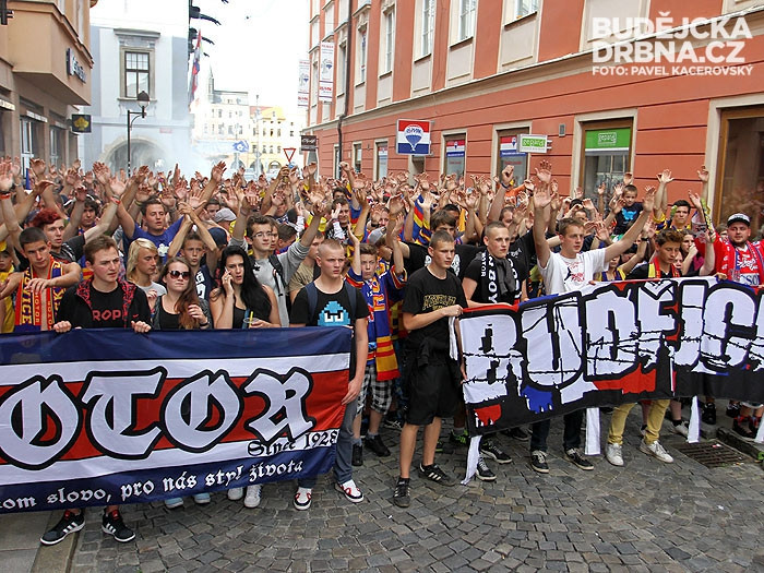 Pochod fanoušků Motoru před začátkem sezony
