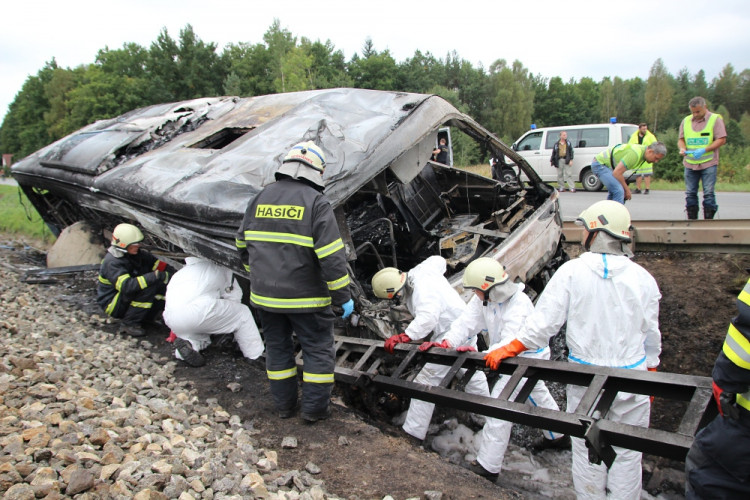 Zásah hasičů u nehody autobusu poblíž Plané