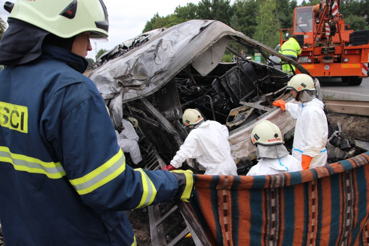 Zásah hasičů u nehody autobusu poblíž Plané