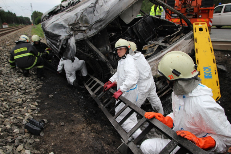 Zásah hasičů u nehody autobusu poblíž Plané
