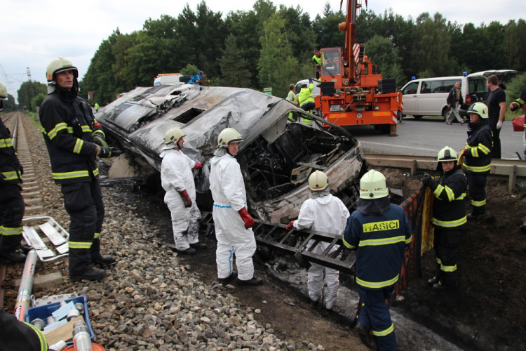 Zásah hasičů u nehody autobusu poblíž Plané