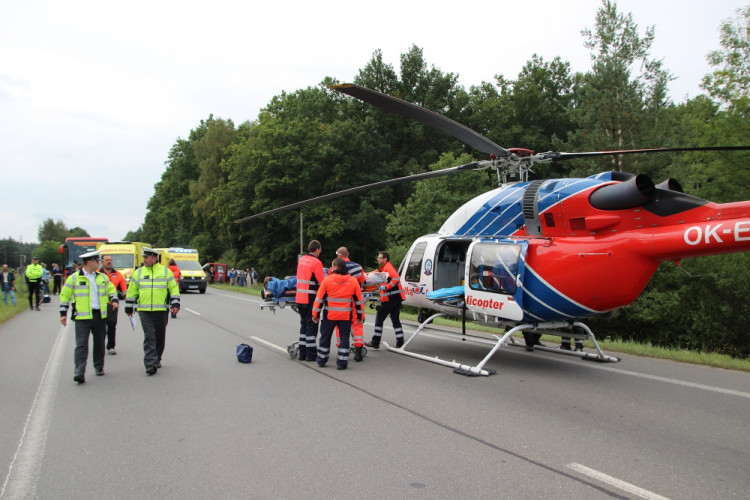 Zásah hasičů u nehody autobusu poblíž Plané