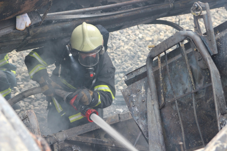 Zásah hasičů u nehody autobusu poblíž Plané