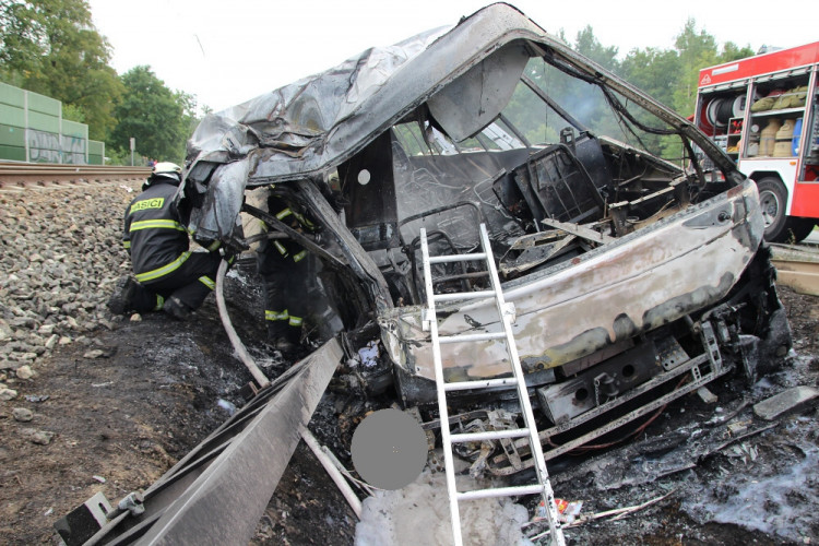 Zásah hasičů u nehody autobusu poblíž Plané