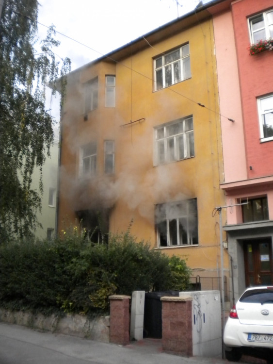 V Merhautově ulici zemřel při požáru jeden člověk