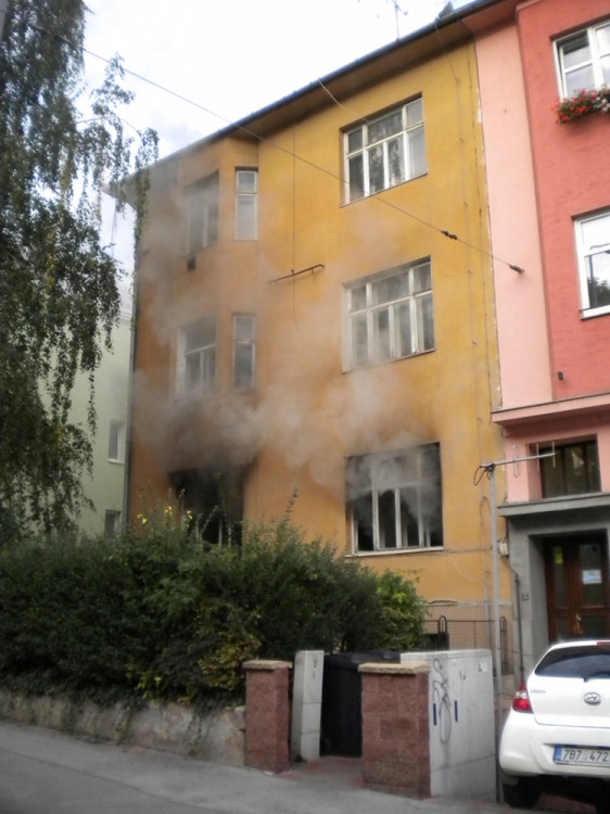 V Merhautově ulici zemřel při požáru jeden člověk