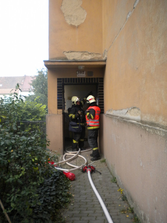 V Merhautově ulici zemřel při požáru jeden člověk