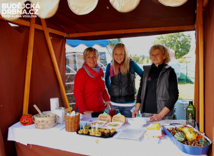 Bříško zahřály skvělé dva druhy dýňových polévek, které vařily tyto tři ženy