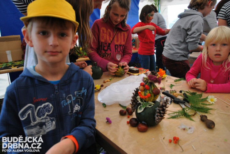 Děti nejvíce bavilo tvoření dýňových postaviček a strašidel