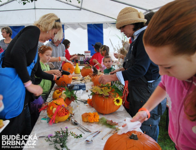 Dýně zdobili i dospělí