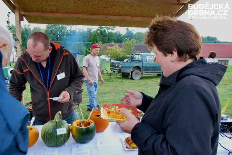 Mužská část vesnice se postarala o teplou kuchyni