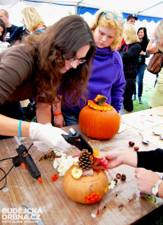 U zdobení dýní pomáhaly sami pořadatelky