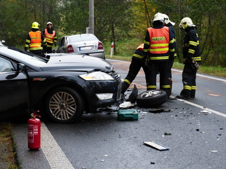 Nehoda dvou aut v Mníšku. Foto: HZS LK
