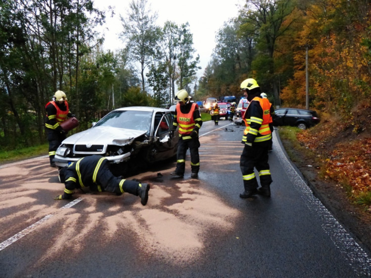 Nehoda dvou aut v Mníšku. Foto: HZS LK