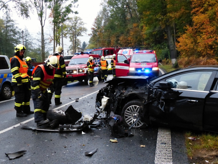 Nehoda dvou aut v Mníšku. Foto: HZS LK
