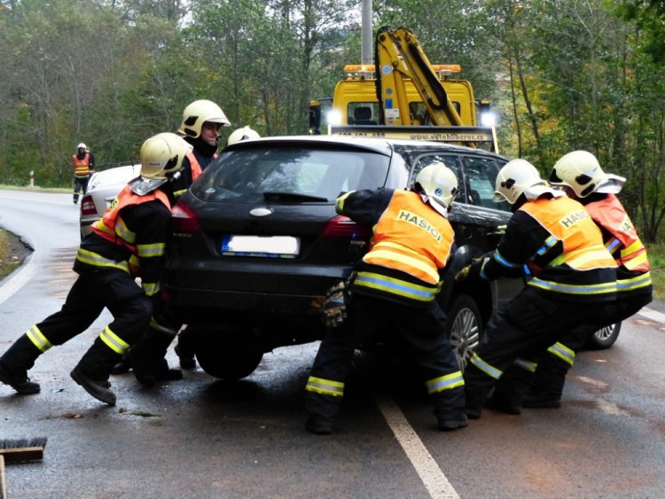Nehoda dvou aut v Mníšku. Foto: HZS LK