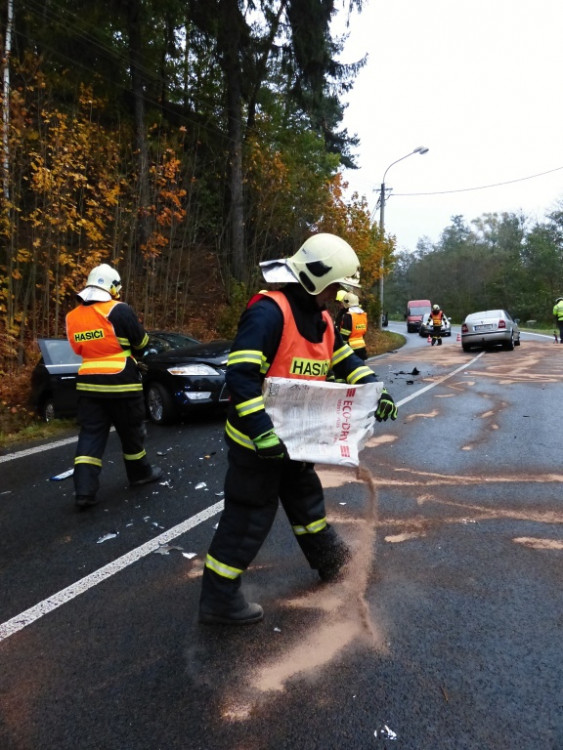 Nehoda dvou aut v Mníšku. Foto: HZS LK