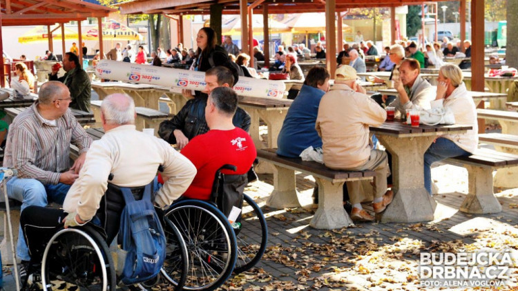 V Pivovarské zahradě je možné si odpočinout za zvuků dechové hudby