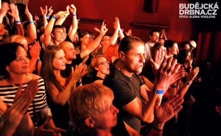 Fanoušci to na parketě pořádně rozjížděli