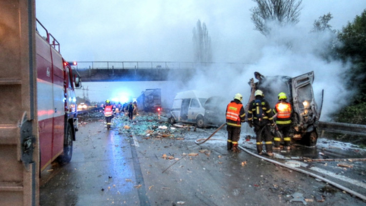 Na D2 u Brna se srazilo devět aut, zraněno je sedm lidí