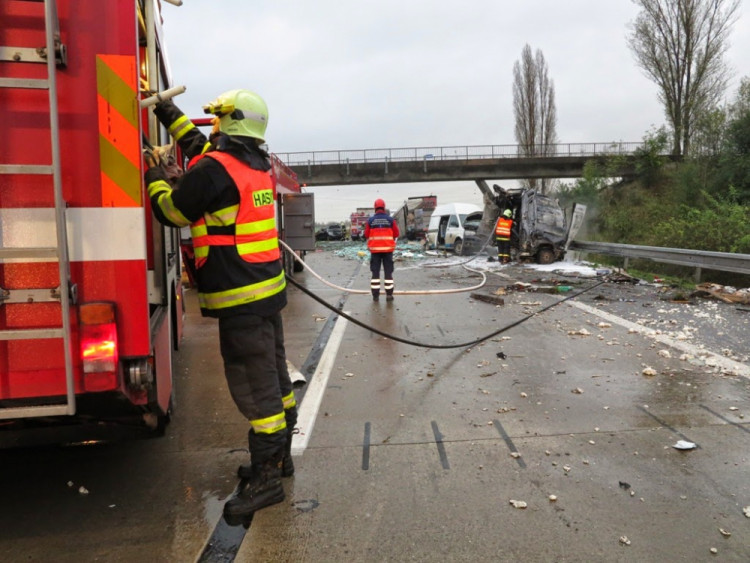 Na D2 u Brna se srazilo devět aut, zraněno je sedm lidí
