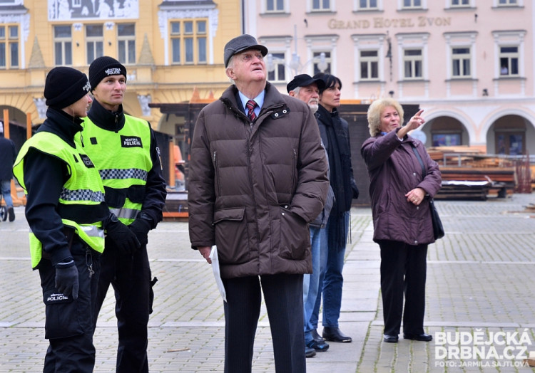 Budějcké náměstí už zdobí vánoční strom