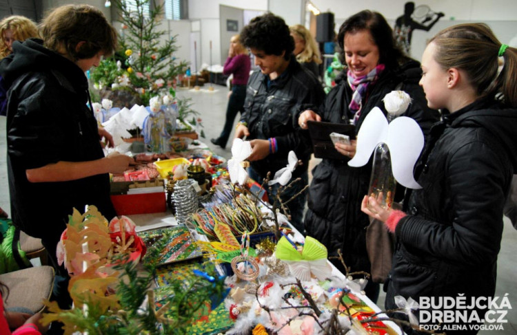 Adventní trhy přinášejí první vánoční atmosféru