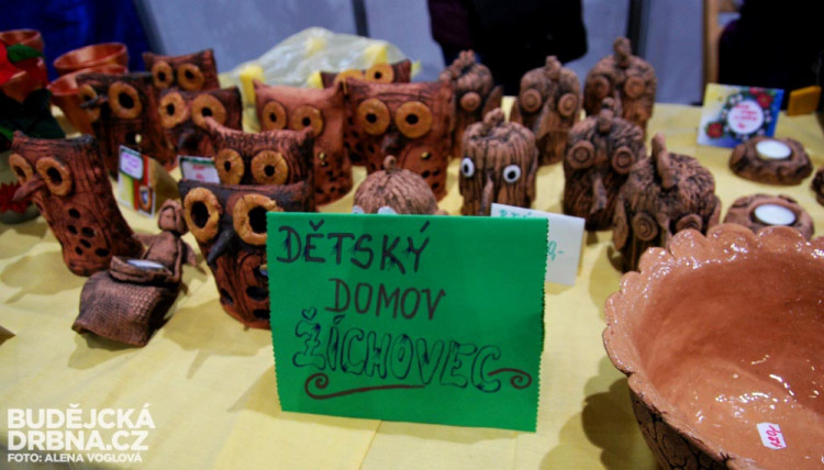 Dárkem nejenom potěšíte ty, co ho dostanou, ale i ty, co ho vyráběli