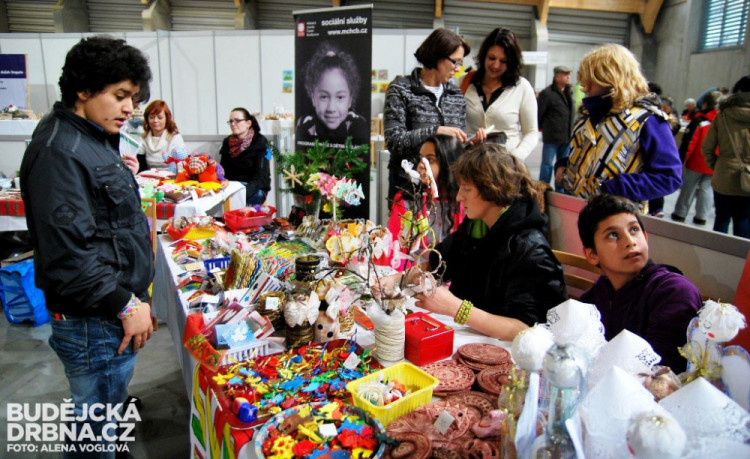 Děti z různých zařízení si samy výrobky prodávají