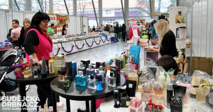 Prodejci jsou jak venku, tak v teple uvnitř pavilonu