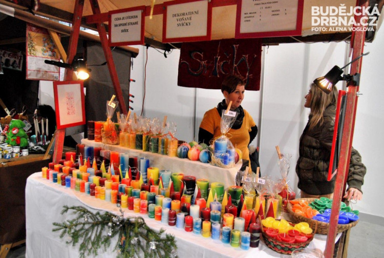 Ručně vyráběné svíčky nemohou chybět