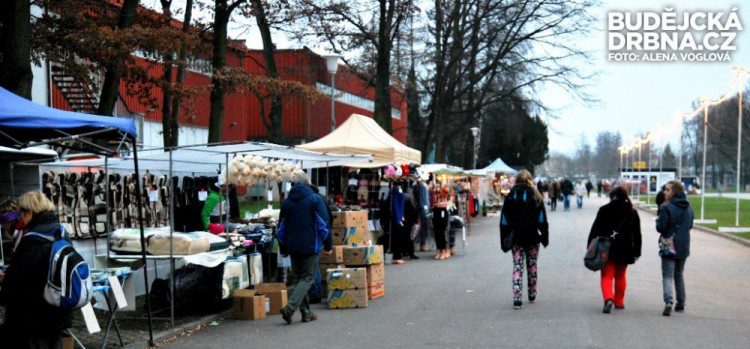 Stánky jsou připravené i venku