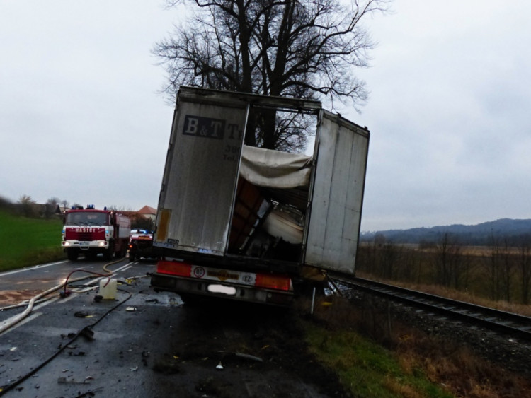 U Turnova se střetl náklaďák s osobákem. Oba řidiči zahynuli