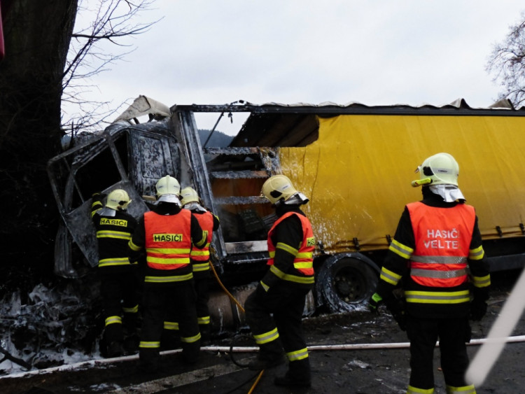 U Turnova se střetl náklaďák s osobákem. Oba řidiči zahynuli