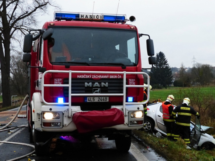 U Turnova se střetl náklaďák s osobákem. Oba řidiči zahynuli