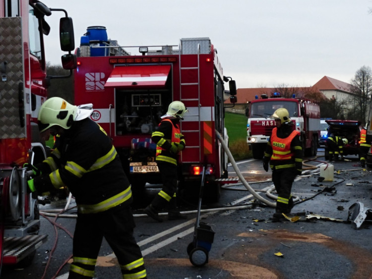 U Turnova se střetl náklaďák s osobákem. Oba řidiči zahynuli