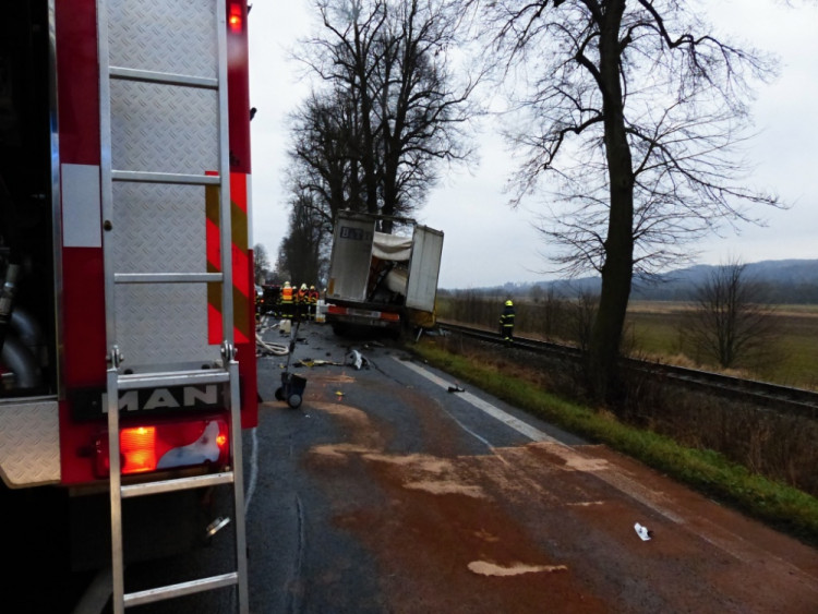 U Turnova se střetl náklaďák s osobákem. Oba řidiči zahynuli