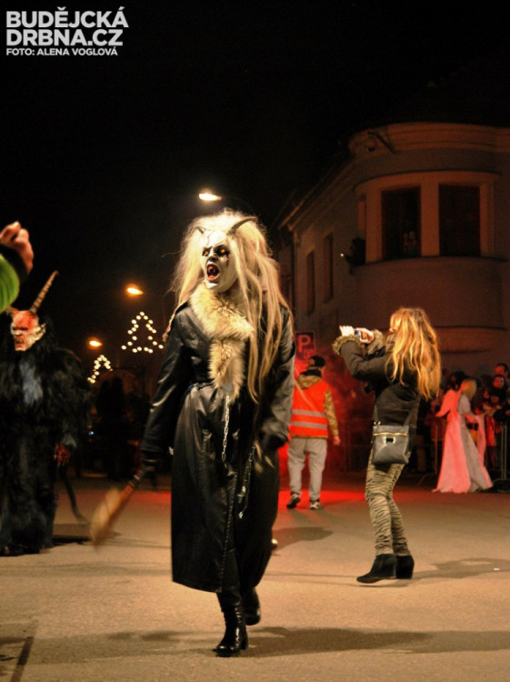 I něžné pohlaví vystoupalo z pekla do pozemských ulic