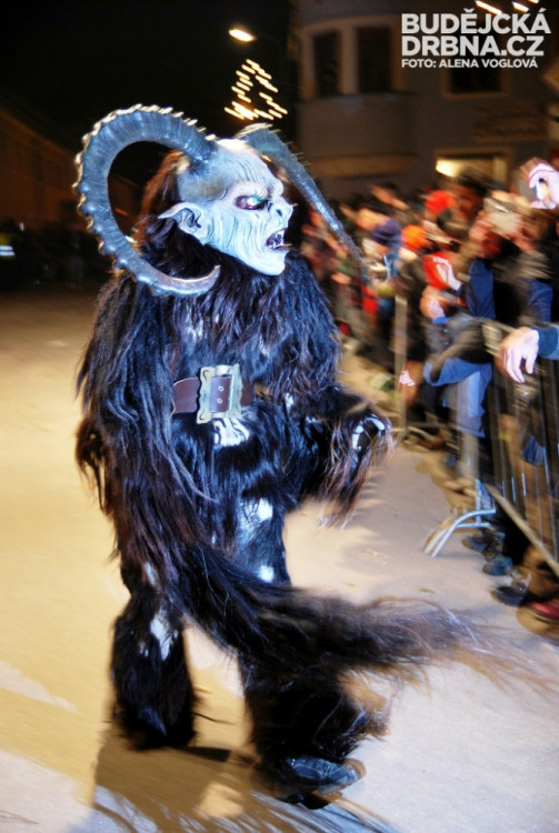 I přes náročné pohybování se v těžkých maskách krampusáci neskutečně dovádějí