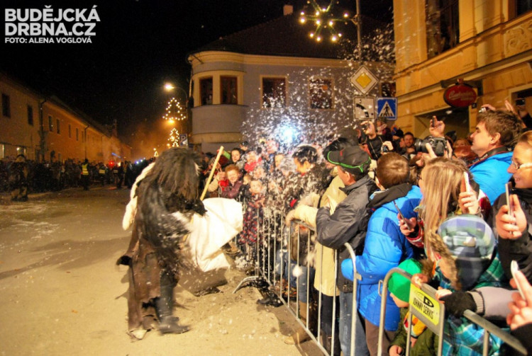 Lidé byli zasypáni peřím a listy