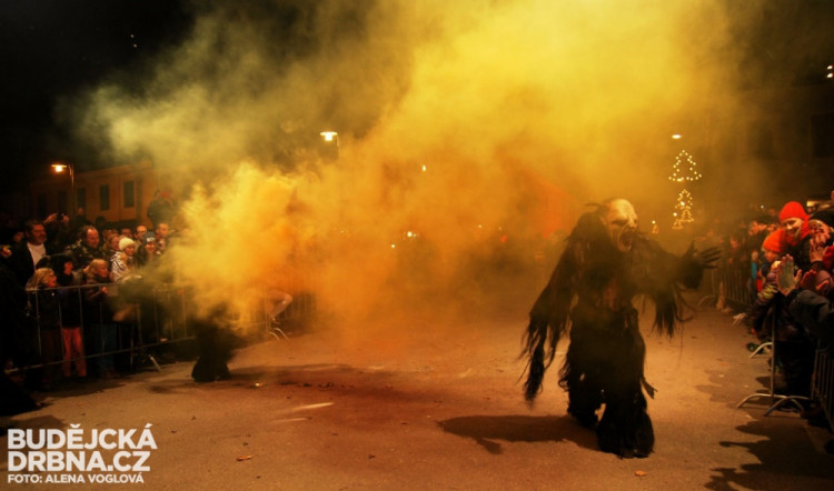 Ostrý zápach umocňoval atmosféru