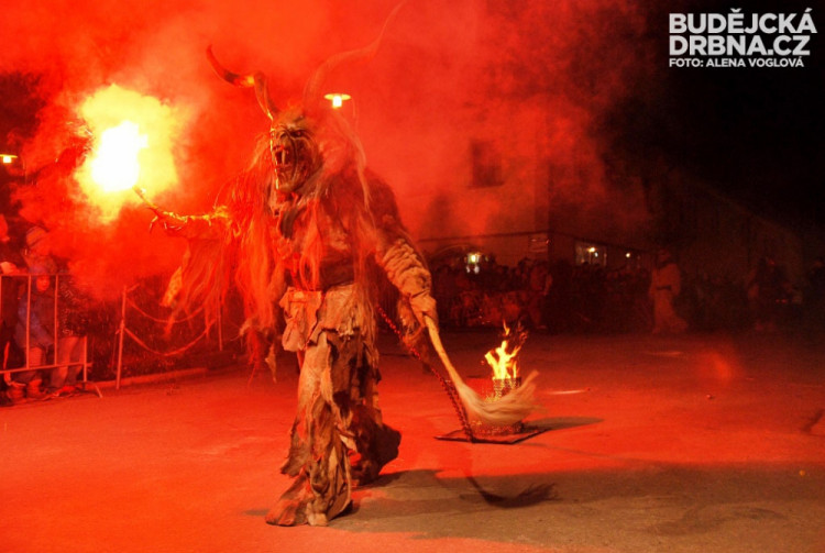 Pekelníci dováděli v kaplických ulicích