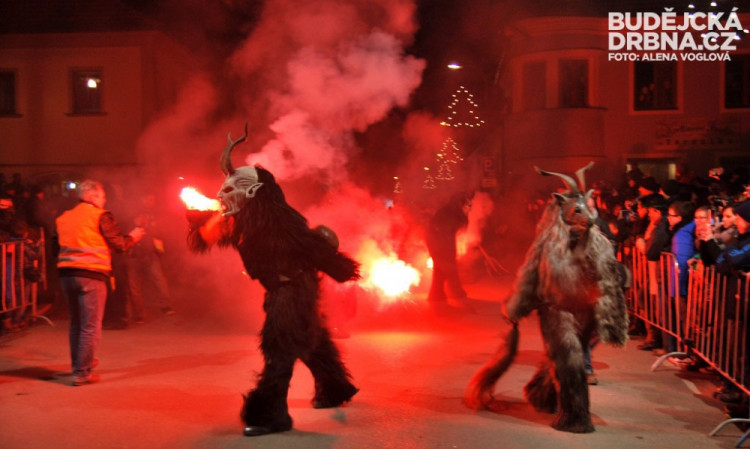 Představení bylo promítáno na plátně