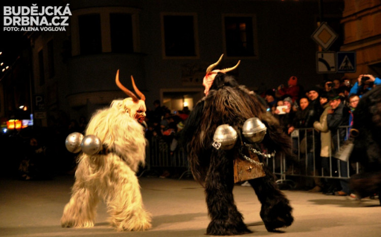 Rolničky na zádech čertů jsou spíše závažím než ozdobou