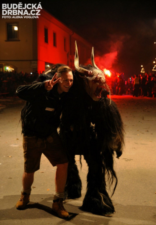 S maskami chodili i jejich pomocníci