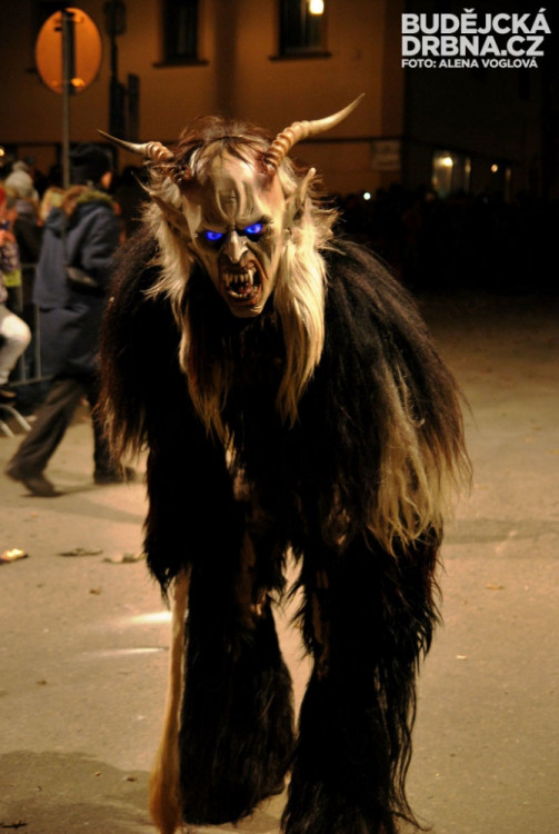 Svítící oči vypadaly hrozivě